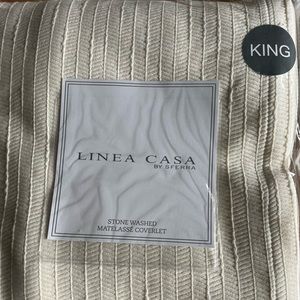 Lines Cassa by Sferra King coverlet